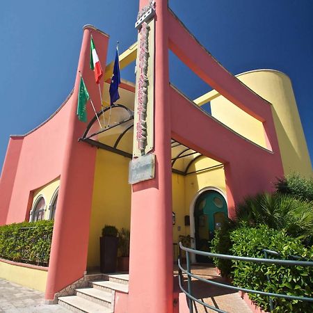 מונטרוני די לצ'ה Lo Scacciapensieri Hotel & Restaurant מראה חיצוני תמונה