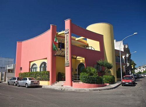 מונטרוני די לצ'ה Lo Scacciapensieri Hotel & Restaurant מראה חיצוני תמונה