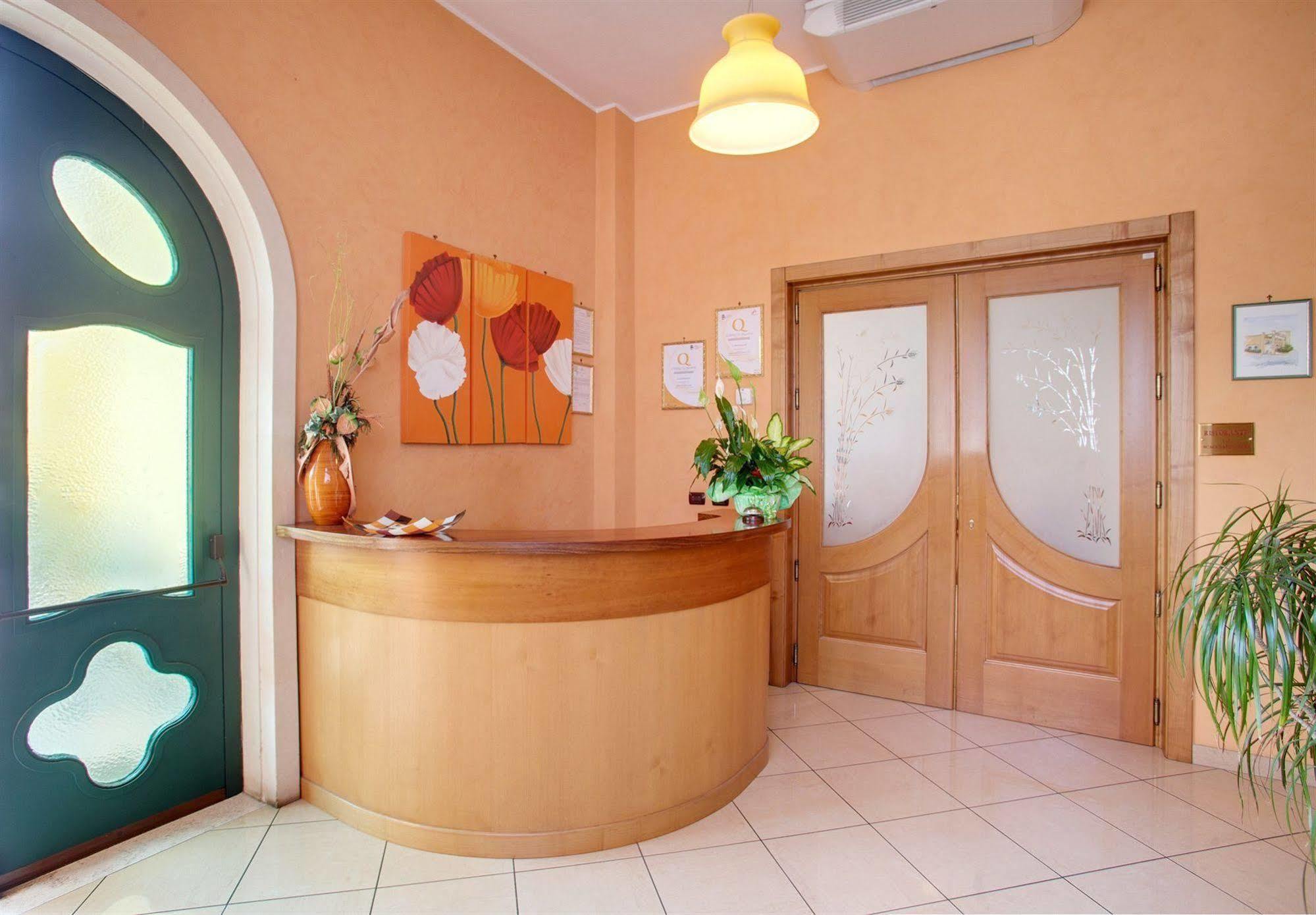מונטרוני די לצ'ה Lo Scacciapensieri Hotel & Restaurant מראה חיצוני תמונה