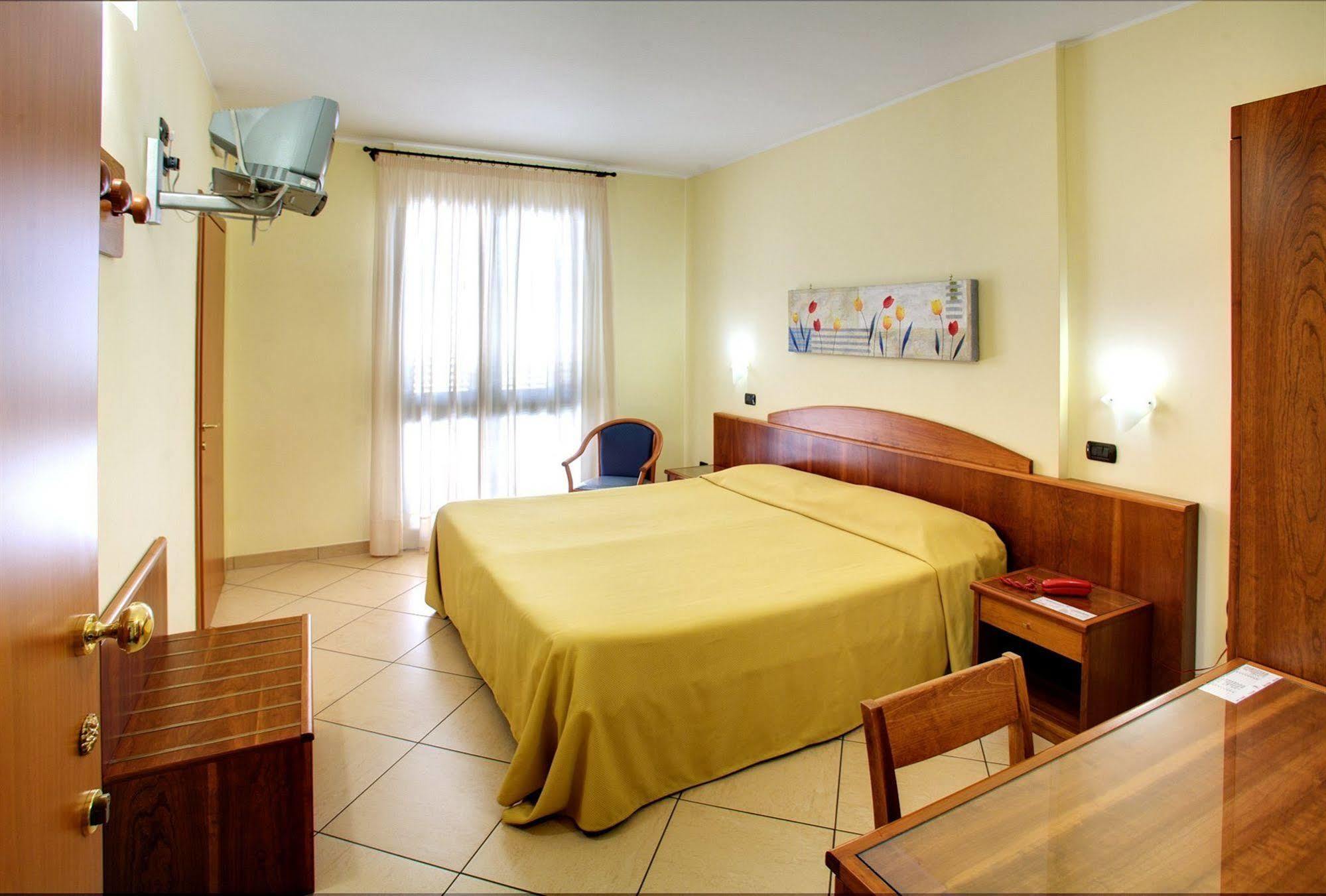 מונטרוני די לצ'ה Lo Scacciapensieri Hotel & Restaurant מראה חיצוני תמונה