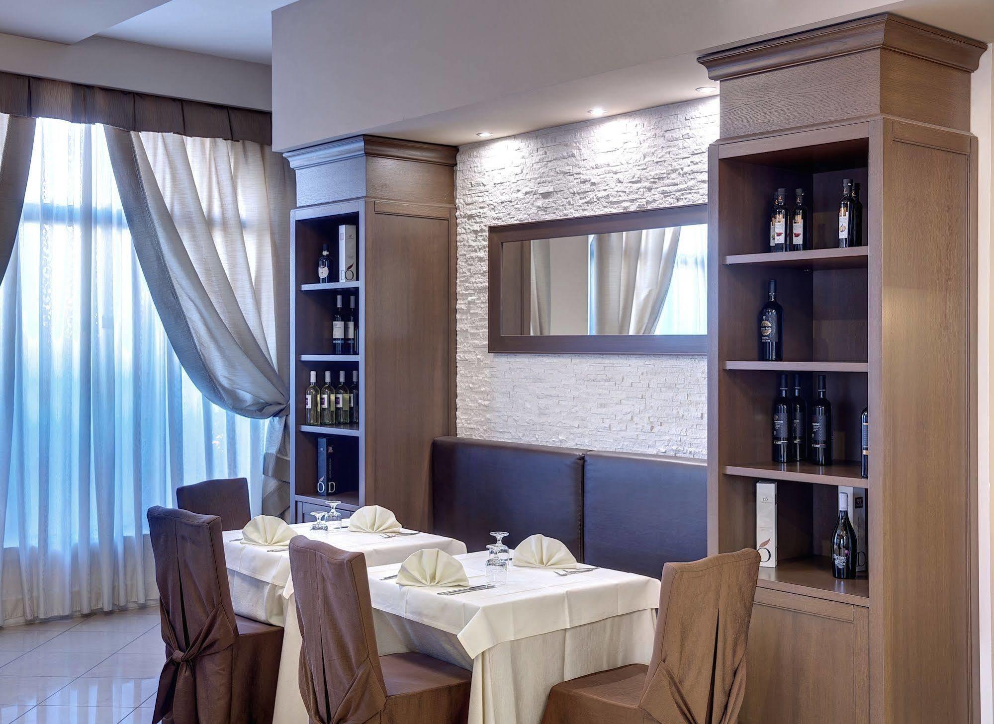 מונטרוני די לצ'ה Lo Scacciapensieri Hotel & Restaurant מראה חיצוני תמונה