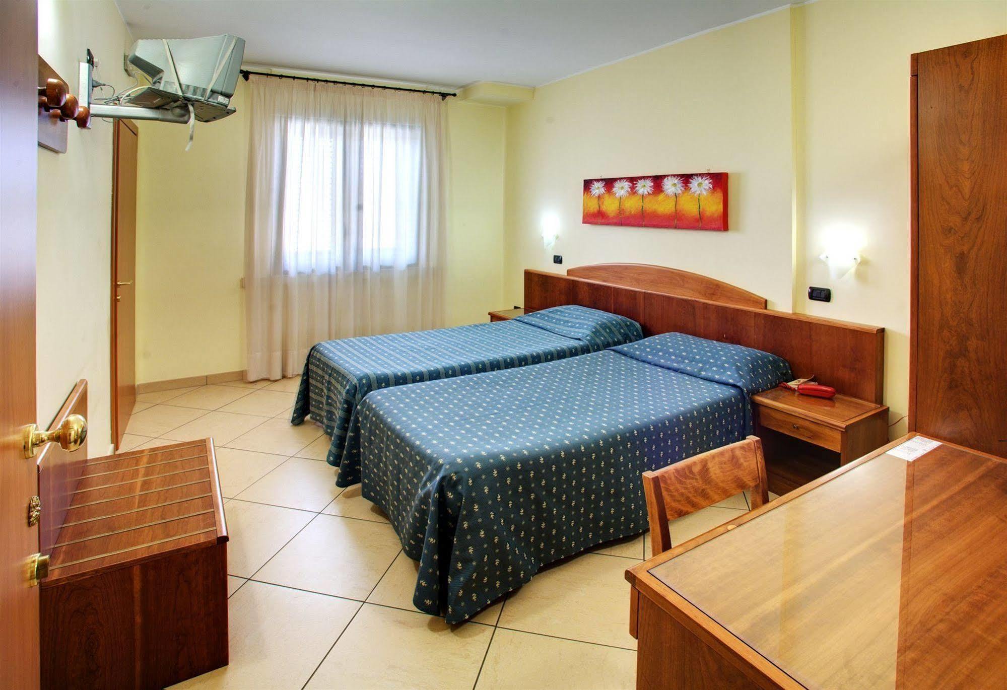 מונטרוני די לצ'ה Lo Scacciapensieri Hotel & Restaurant מראה חיצוני תמונה