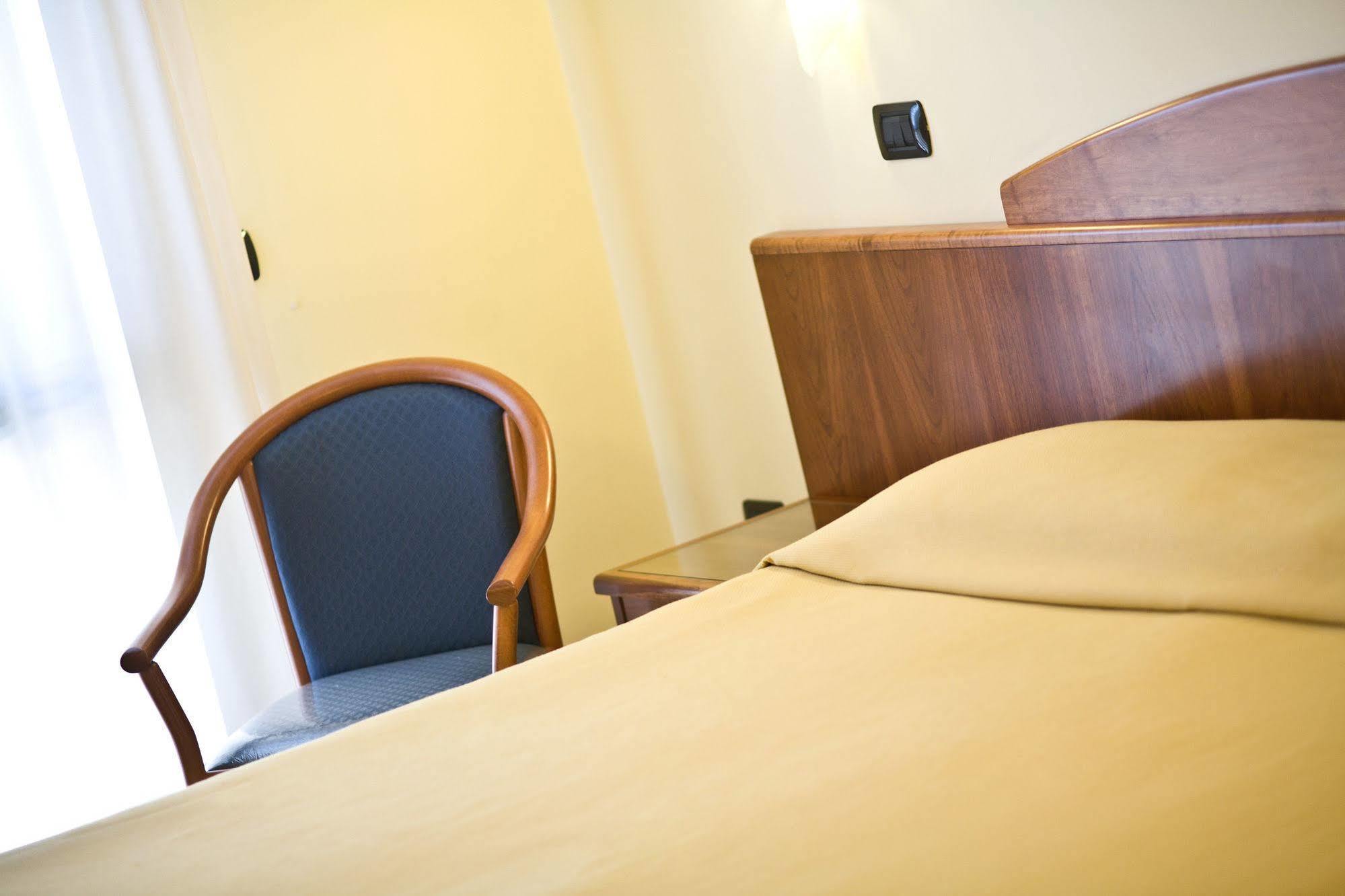 מונטרוני די לצ'ה Lo Scacciapensieri Hotel & Restaurant מראה חיצוני תמונה