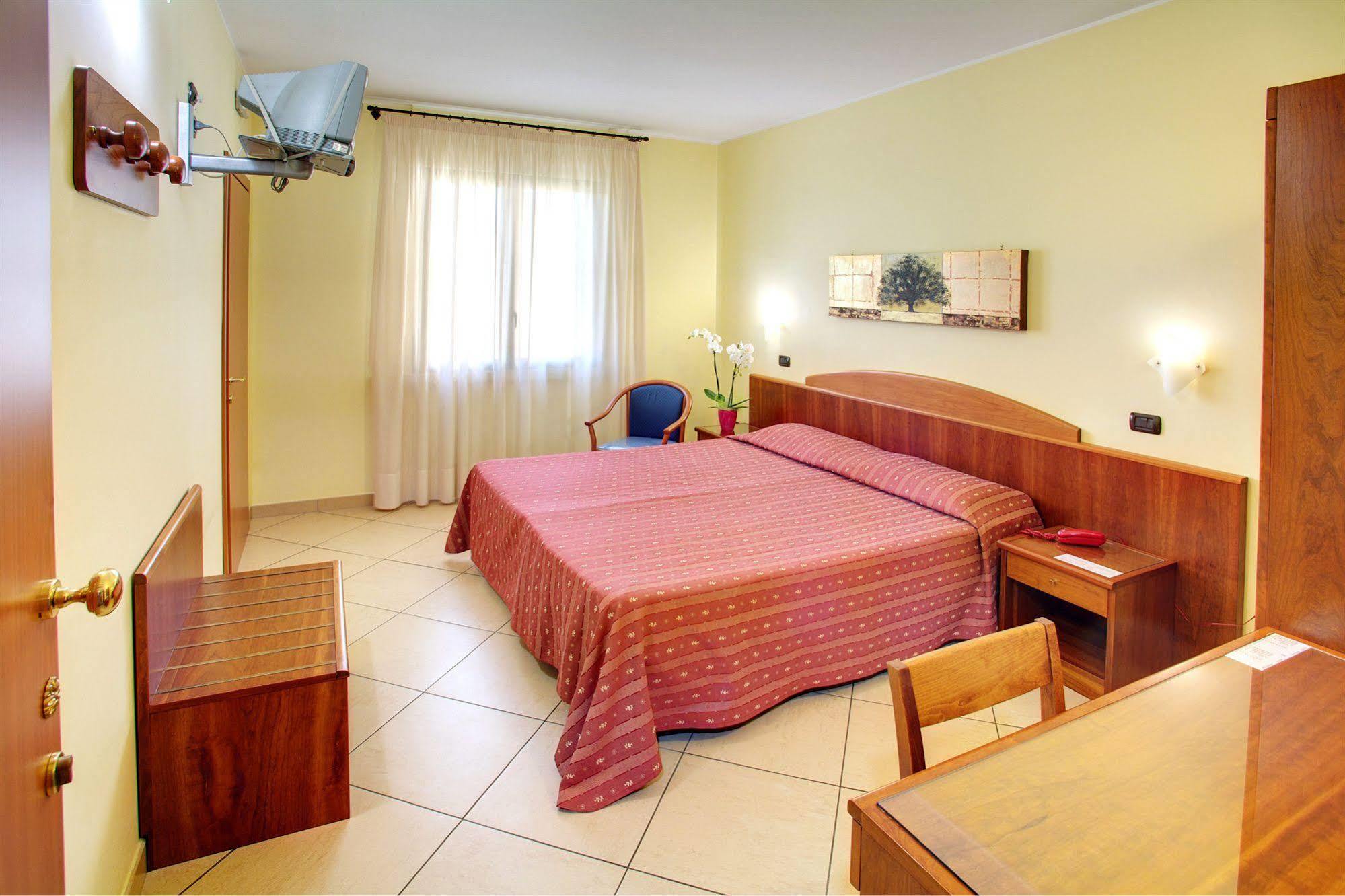 מונטרוני די לצ'ה Lo Scacciapensieri Hotel & Restaurant מראה חיצוני תמונה