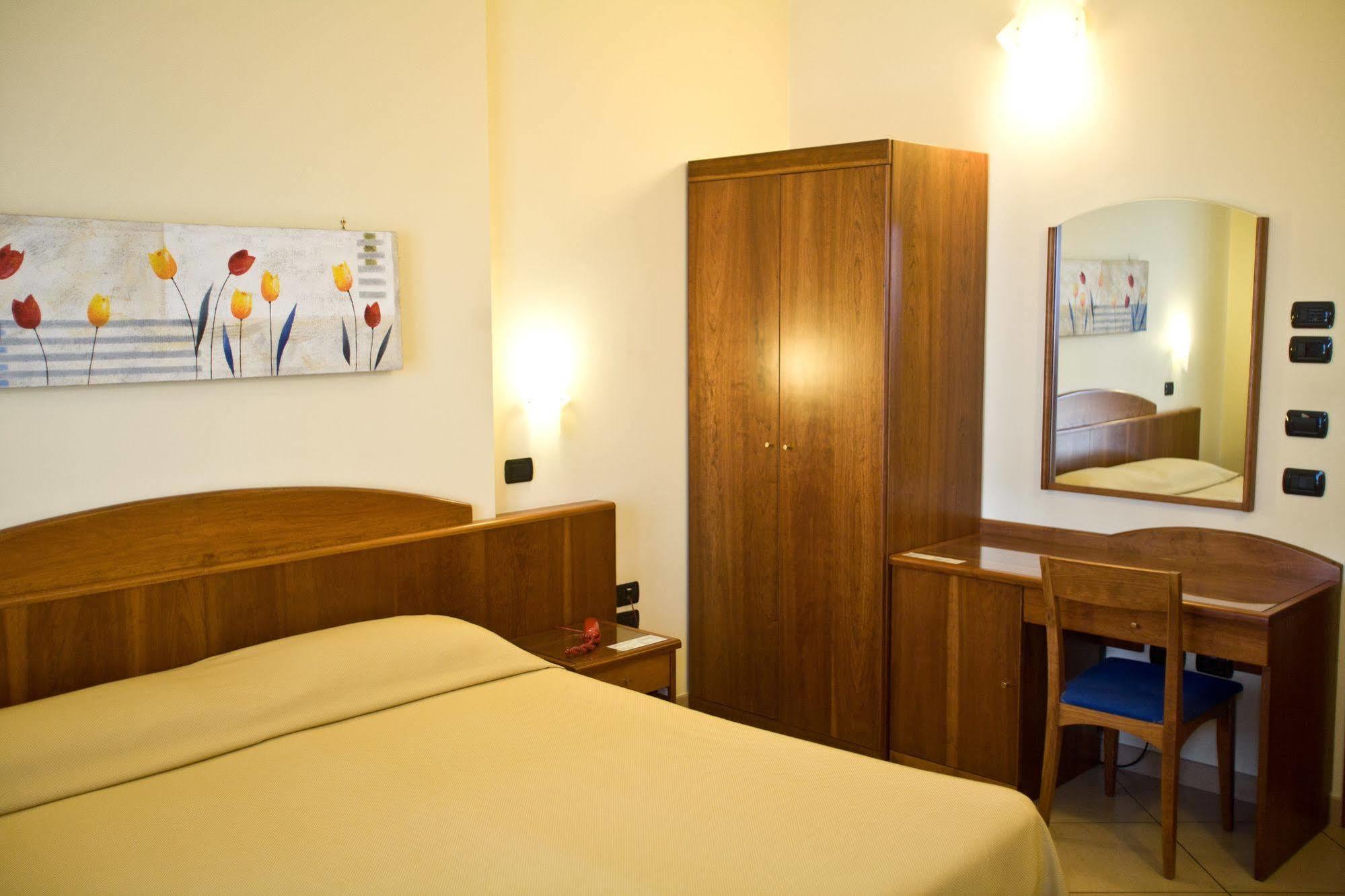מונטרוני די לצ'ה Lo Scacciapensieri Hotel & Restaurant מראה חיצוני תמונה