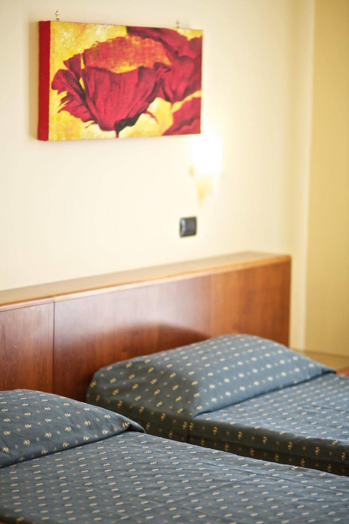 מונטרוני די לצ'ה Lo Scacciapensieri Hotel & Restaurant מראה חיצוני תמונה
