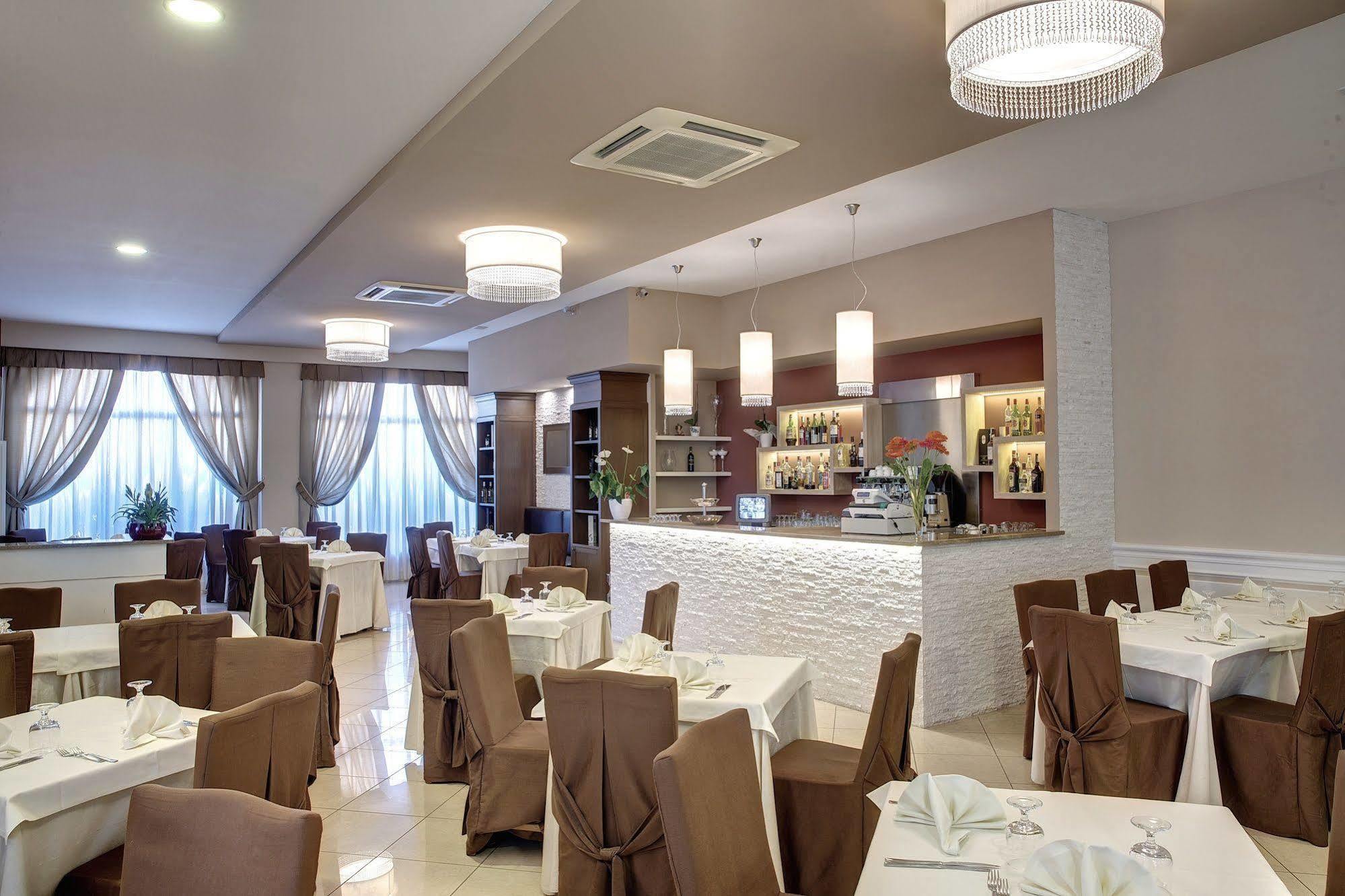 מונטרוני די לצ'ה Lo Scacciapensieri Hotel & Restaurant מראה חיצוני תמונה