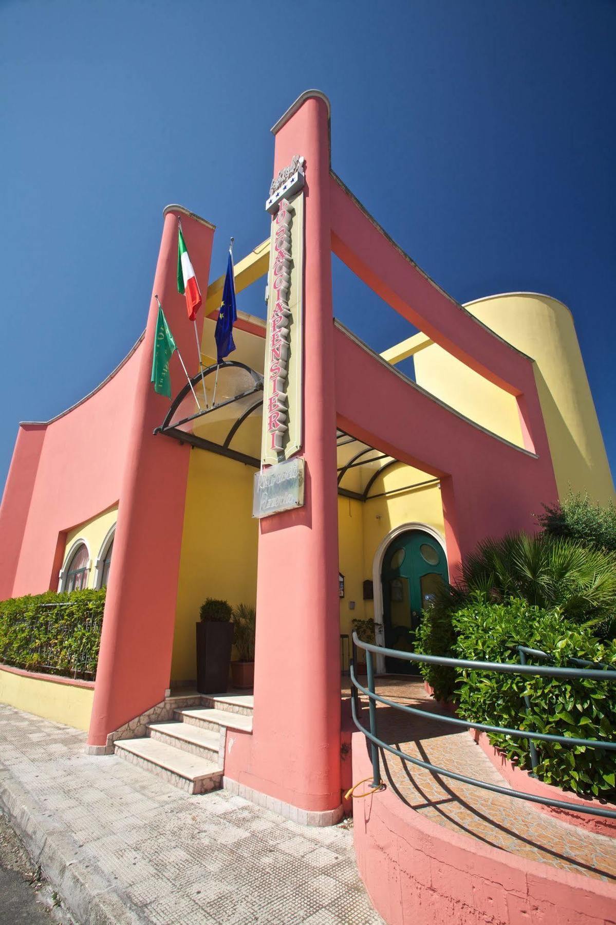 מונטרוני די לצ'ה Lo Scacciapensieri Hotel & Restaurant מראה חיצוני תמונה