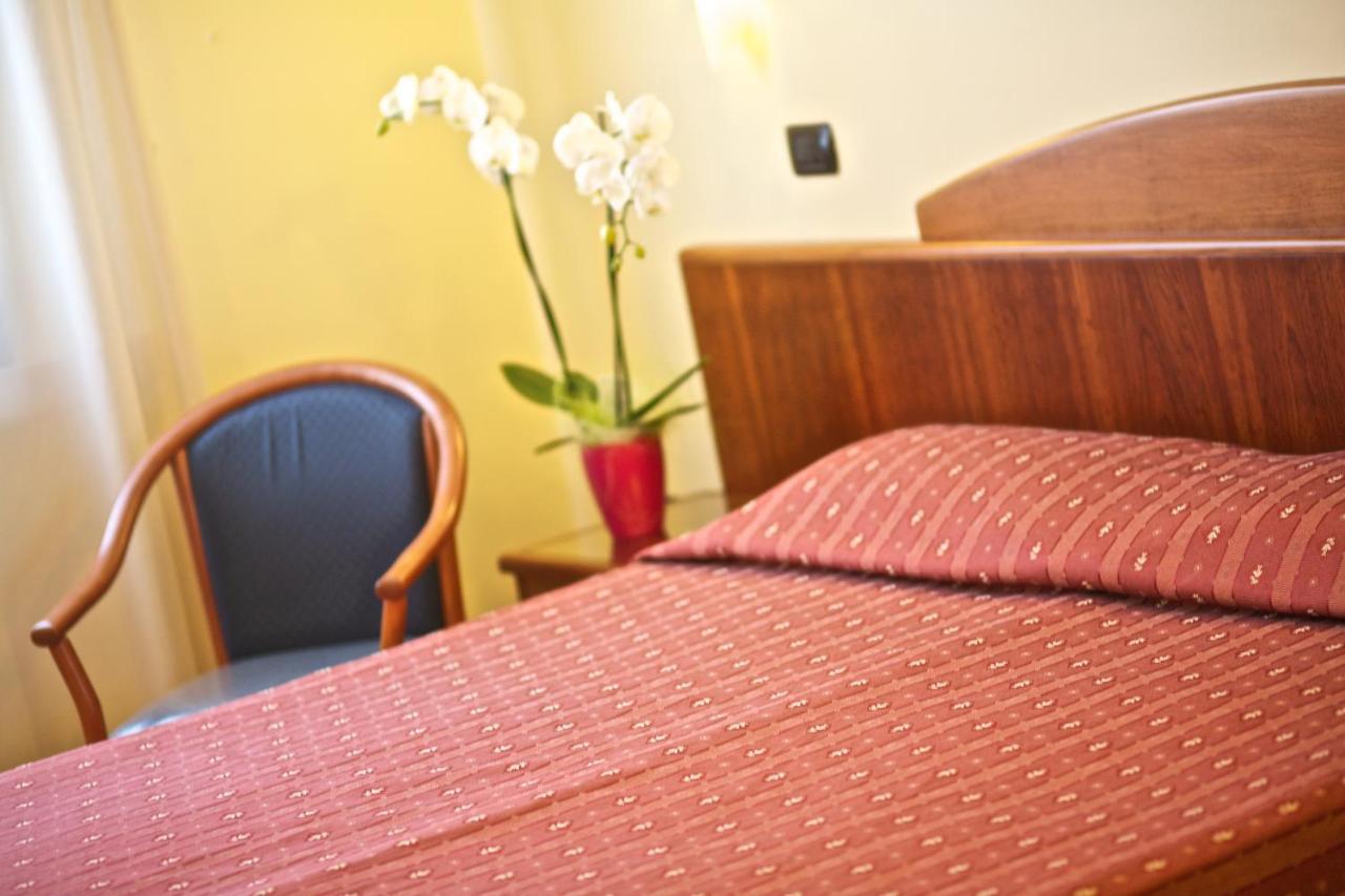 מונטרוני די לצ'ה Lo Scacciapensieri Hotel & Restaurant מראה חיצוני תמונה