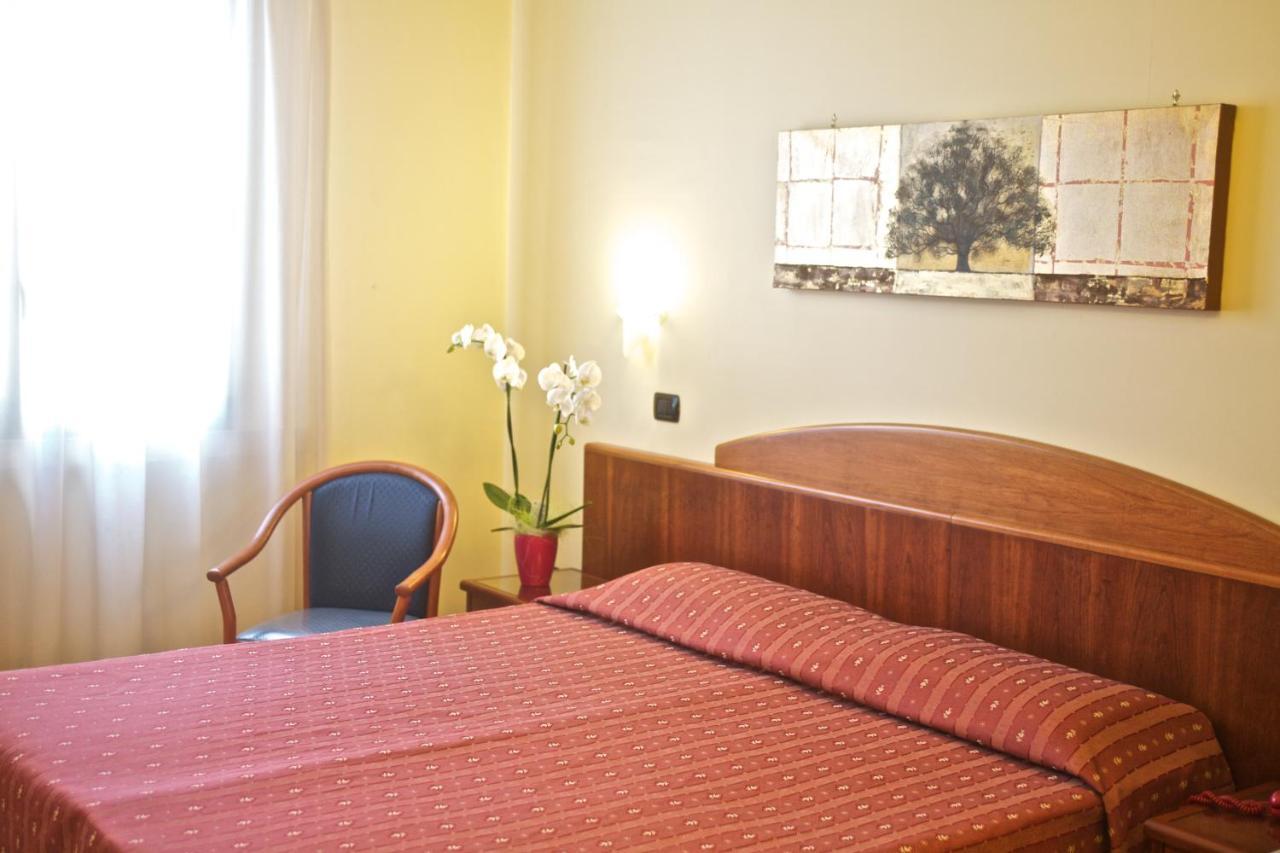 מונטרוני די לצ'ה Lo Scacciapensieri Hotel & Restaurant חדר תמונה
