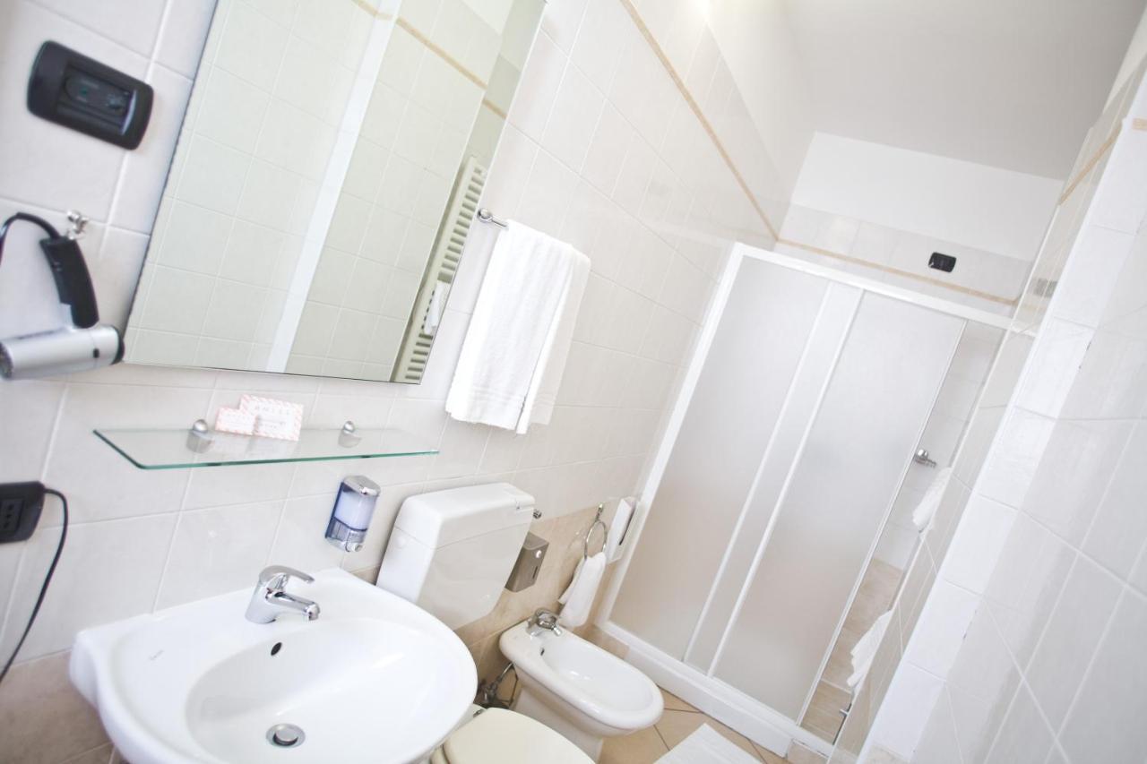 מונטרוני די לצ'ה Lo Scacciapensieri Hotel & Restaurant מראה חיצוני תמונה